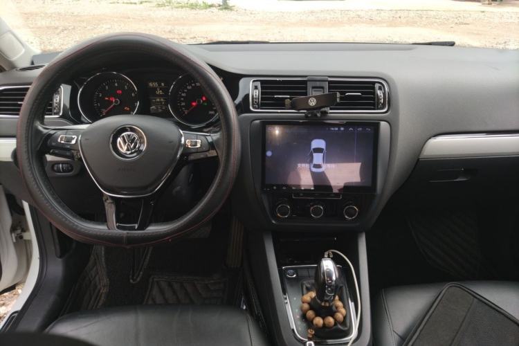 Used Volkswagen Sagitar 2017 1.6L Automatic Comfort Model Center Console