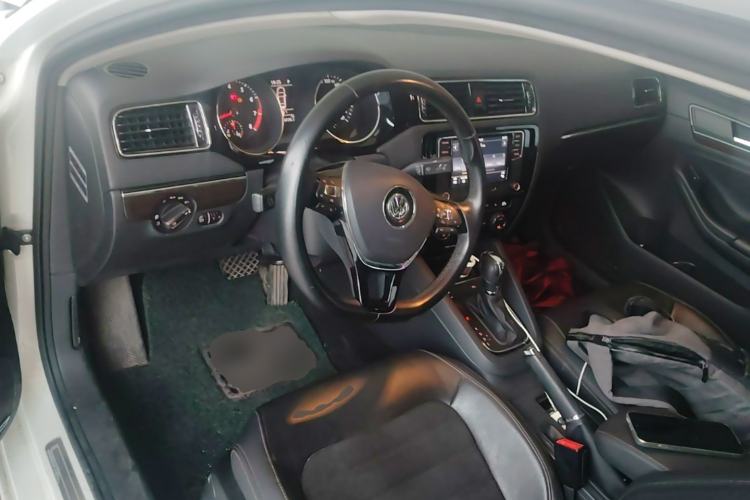 Used Volkswagen Sagitar 2017 230TSI Automatic Luxury Edition Center Console