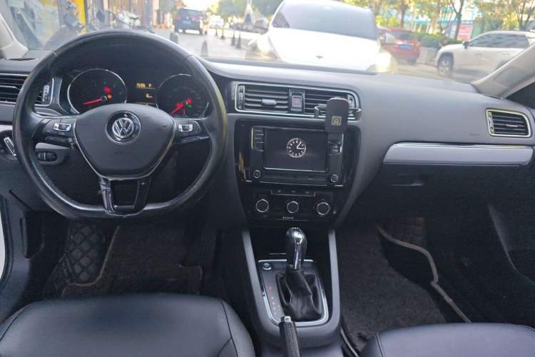 Used Volkswagen Sagitar 2017 230TSI Automatic Comfort Version Center Console