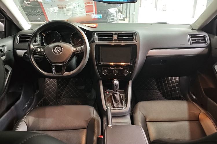 Used Volkswagen Sagitar 2017 230TSI Automatic Comfort Version Center Console
