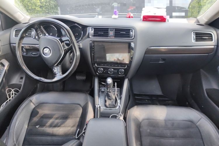 Used Volkswagen Sagitar 2017 230TSI Automatic Luxury Edition Center Console