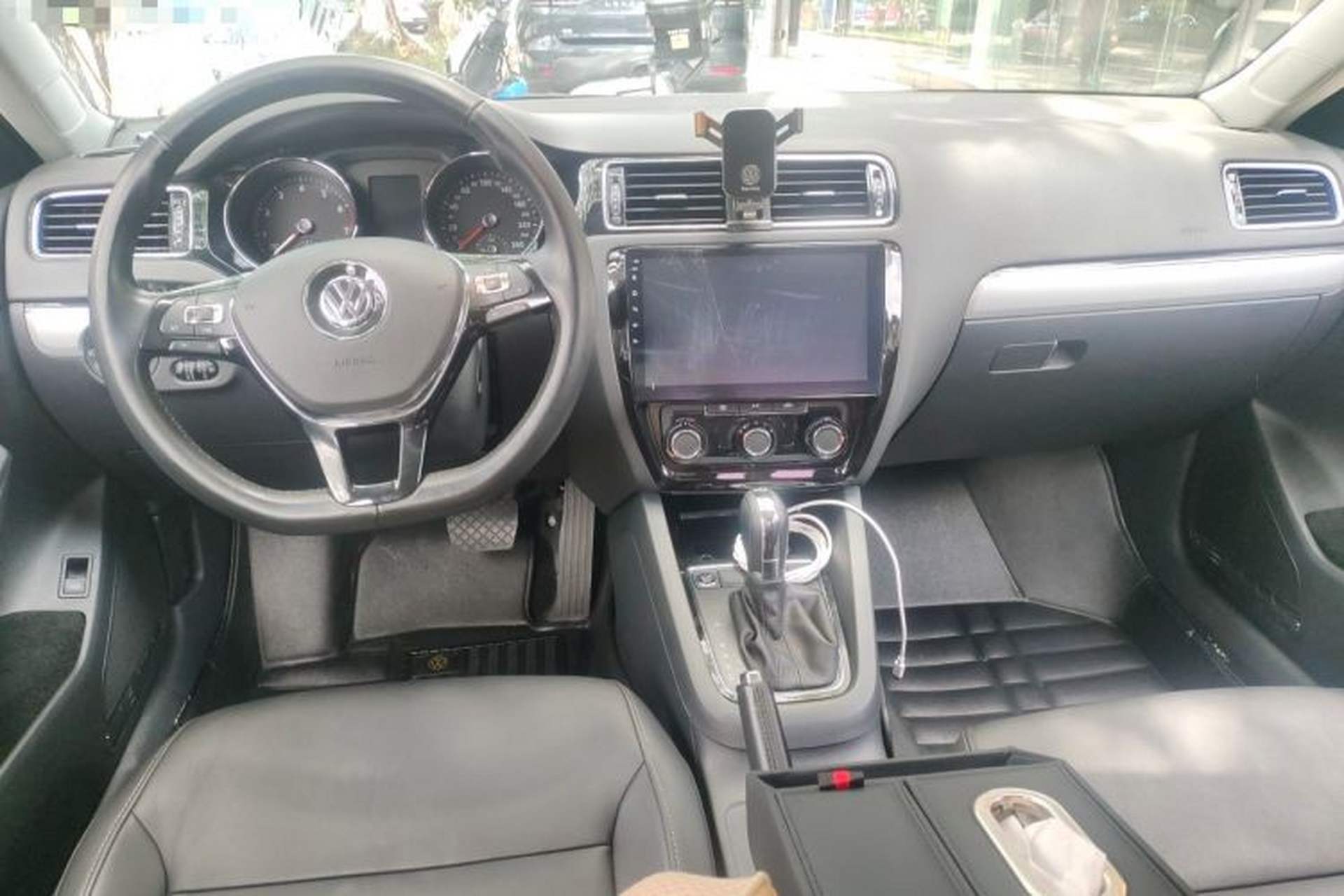 Used Volkswagen Sagitar 2017 230TSI Automatic Comfort Version Center Console