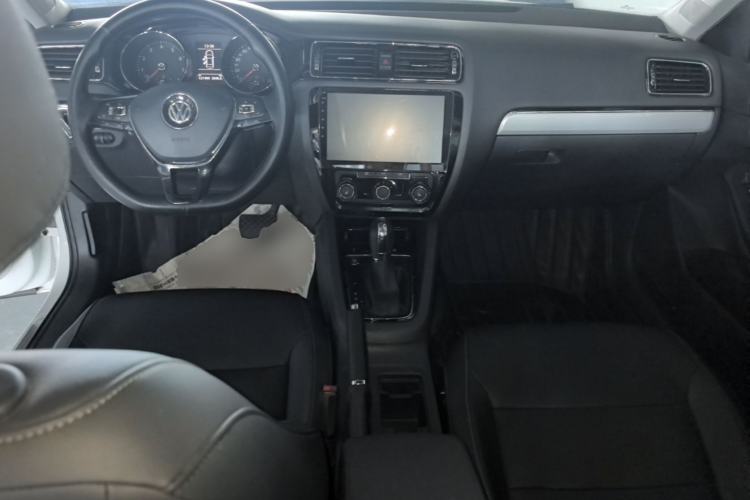 Used Volkswagen Sagitar 2017 180TSI Automatic Luxury Edition Center Console