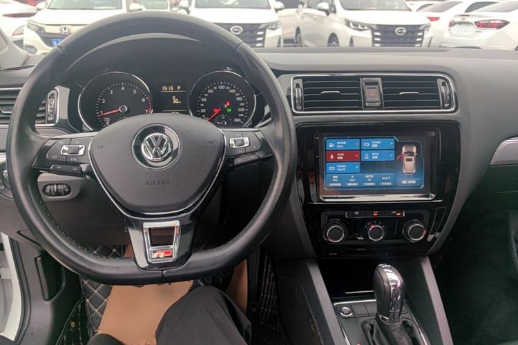 Used Volkswagen Sagitar 2017 230TSI Automatic Comfort Version Center Console