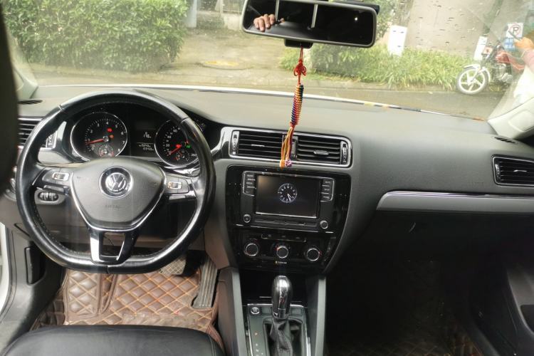 Used Volkswagen Sagitar 2017 230TSI Automatic Comfort Version Center Console