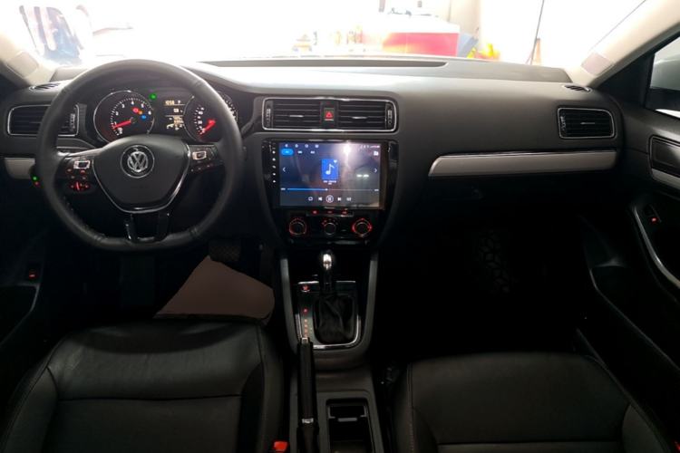Used Volkswagen Sagitar 2017 1.6L Automatic Comfort Model Center Console