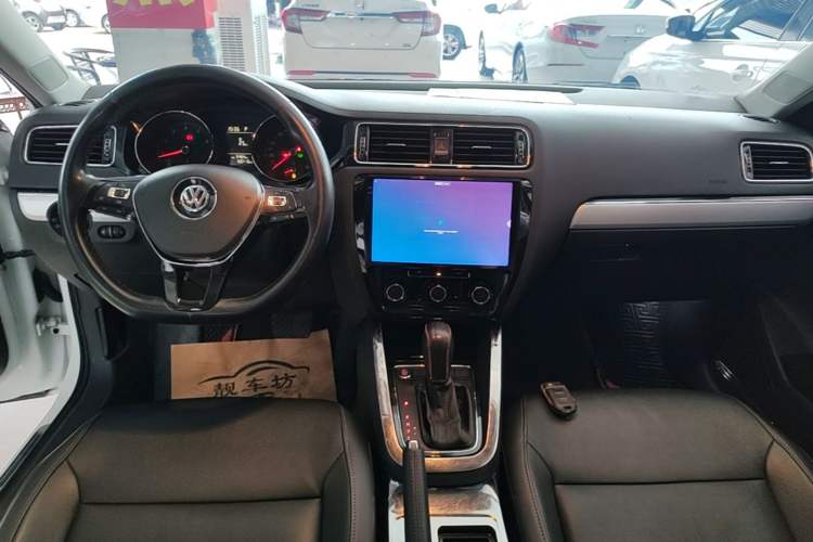 Used Volkswagen Sagitar 2017 230TSI Automatic Comfort Version Center Console
