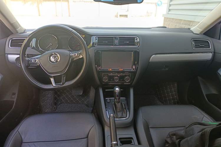 Used Volkswagen Sagitar 2017 230TSI Automatic Comfort Version Center Console