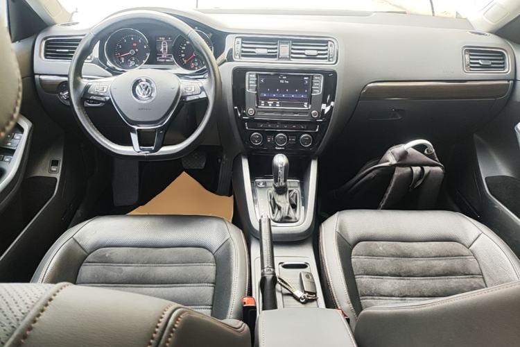 Used Volkswagen Sagitar 2017 230TSI Automatic Luxury Edition Center Console