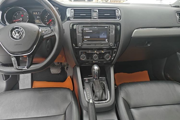 Used Volkswagen Sagitar 2017 230TSI Automatic Comfort Version Center Console