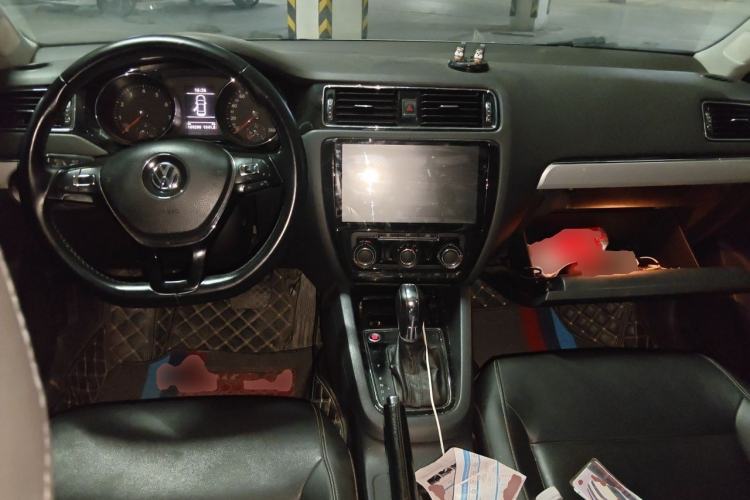 Used Volkswagen Sagitar 2017 180TSI Automatic Leading Model Center Console