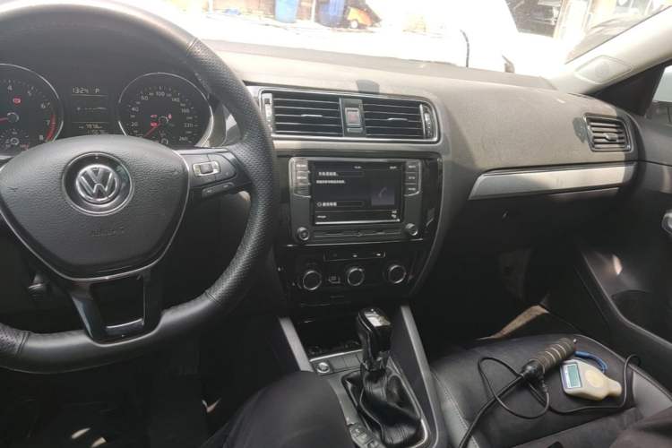 Used Volkswagen Sagitar 2017 230TSI Automatic Comfort Version Center Console
