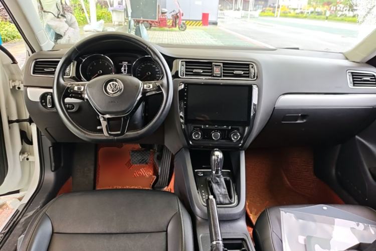 Used Volkswagen Sagitar 2017 180TSI Automatic Luxury Edition Center Console