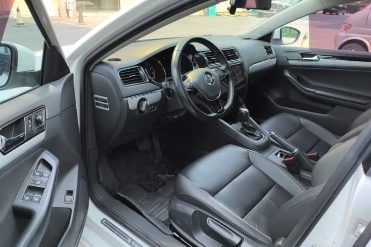 Used Volkswagen Sagitar 2017 230TSI Automatic Comfort Version Driver Seat