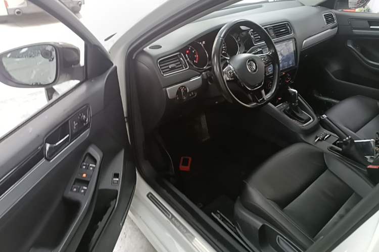 Used Volkswagen Sagitar 2017 180TSI Automatic Luxury Edition Driver Seat