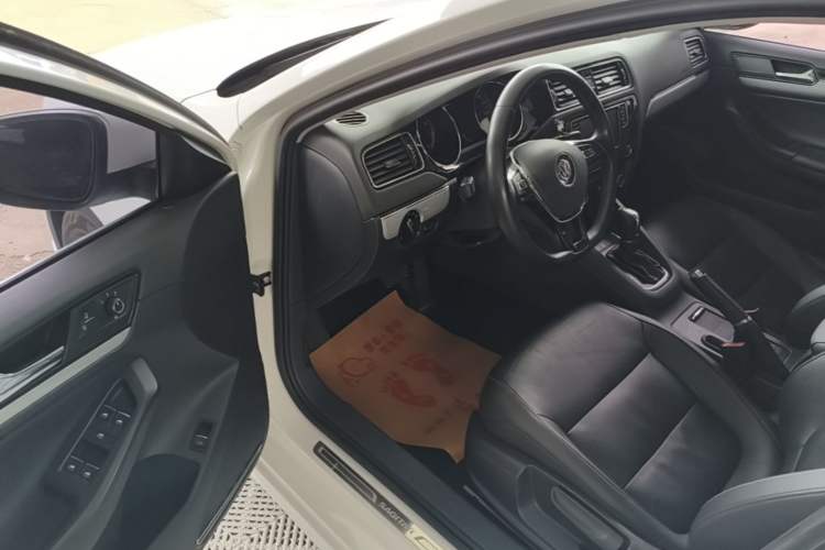 Used Volkswagen Sagitar 2017 180TSI Automatic Leading Model Driver Seat