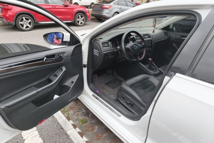 Used Volkswagen Sagitar 2017 230TSI Automatic Luxury Edition Driver Seat