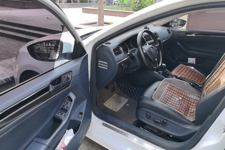 Used Volkswagen Sagitar 2017 230TSI Automatic Luxury Edition Driver Seat