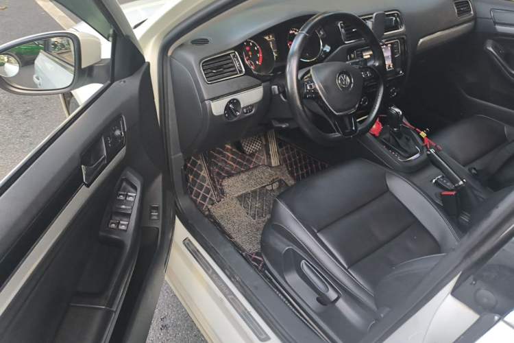 Used Volkswagen Sagitar 2017 230TSI Automatic Comfort Version Driver Seat