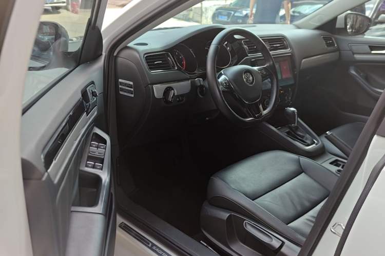 Used Volkswagen Sagitar 2017 230TSI Automatic Comfort Version Driver Seat