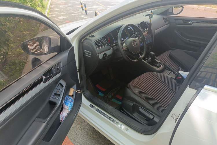 Used Volkswagen Sagitar 2017 230TSI Automatic Comfort Version Driver Seat