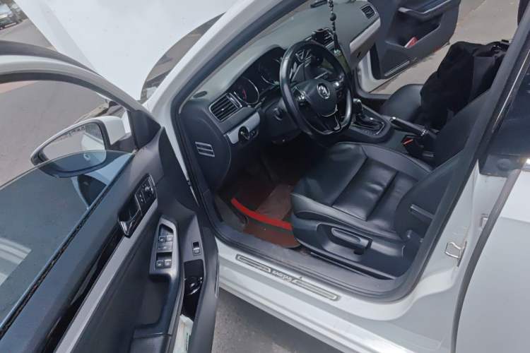 Used Volkswagen Sagitar 2017 230TSI Automatic Comfort Version Driver Seat