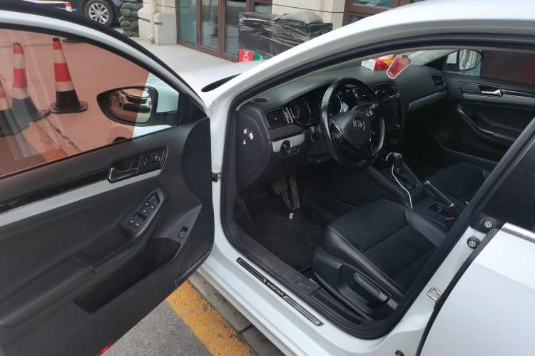 Used Volkswagen Sagitar 2017 230TSI Automatic Comfort Version Driver Seat