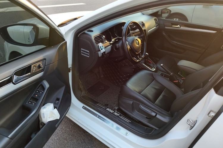 Used Volkswagen Sagitar 2017 230TSI Automatic Comfort Version Driver Seat