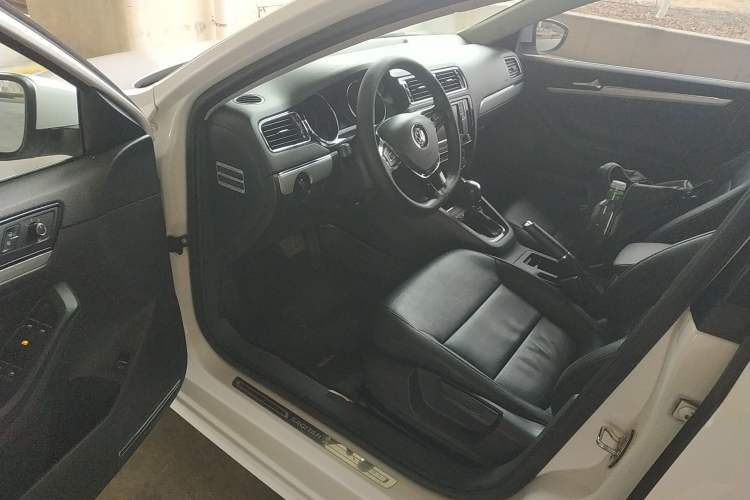Used Volkswagen Sagitar 2017 230TSI Automatic Comfort Version Driver Seat