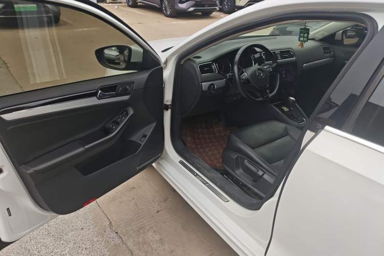 Used Volkswagen Sagitar 2017 180TSI Automatic Leading Model Driver Seat