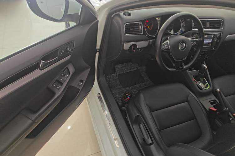 Used Volkswagen Sagitar 2017 230TSI Automatic Comfort Version Driver Seat
