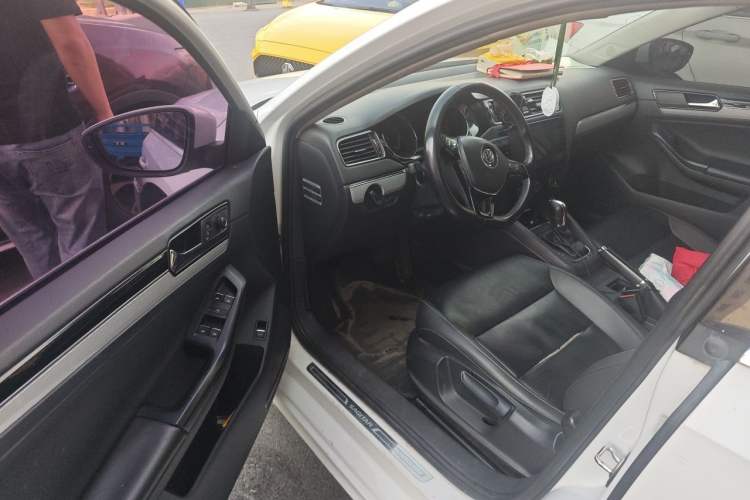 Used Volkswagen Sagitar 2017 230TSI Automatic Comfort Version Driver Seat