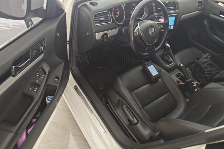 Used Volkswagen Sagitar 2017 180TSI Automatic Luxury Edition Driver Seat