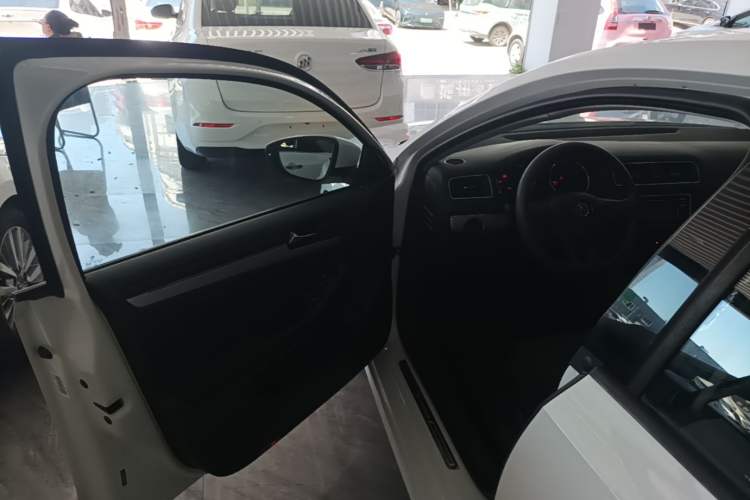 Used Volkswagen Sagitar 2017 1.6L Automatic Fashion Model Driver Seat