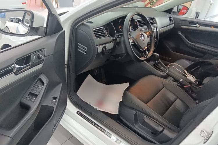 Used Volkswagen Sagitar 2017 230TSI Automatic Comfort Version Driver Seat
