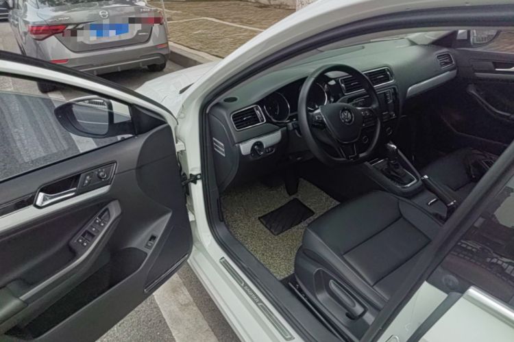Used Volkswagen Sagitar 2017 230TSI Automatic Comfort Version Driver Seat