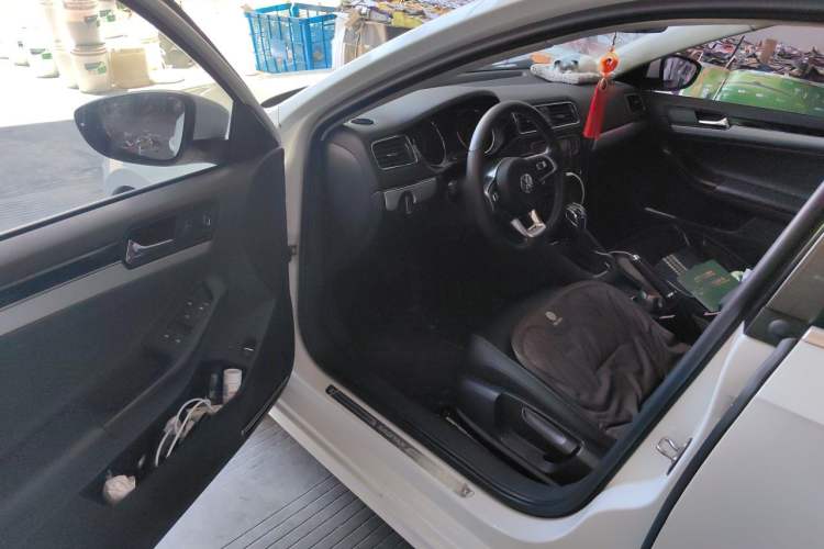 Used Volkswagen Sagitar 2017 180TSI Automatic Luxury Edition Driver Seat