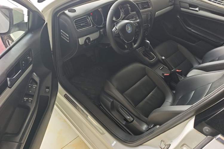 Used Volkswagen Sagitar 2017 230TSI Automatic Comfort Version Driver Seat