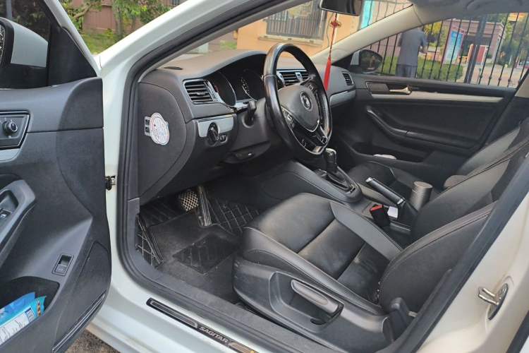Used Volkswagen Sagitar 2017 230TSI Automatic Comfort Version Driver Seat