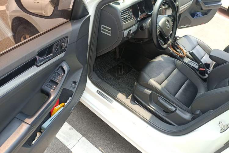 Used Volkswagen Sagitar 2017 230TSI Automatic Comfort Version Driver Seat