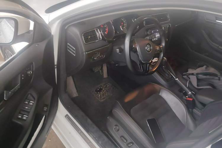 Used Volkswagen Sagitar 2017 230TSI Automatic Luxury Edition Driver Seat