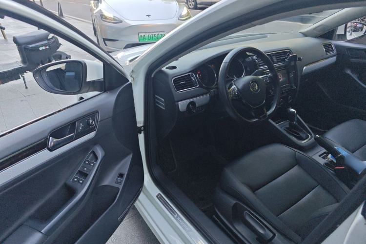 Used Volkswagen Sagitar 2017 230TSI Automatic Comfort Version Driver Seat