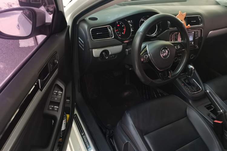 Used Volkswagen Sagitar 2017 230TSI Automatic Comfort Version Driver Seat