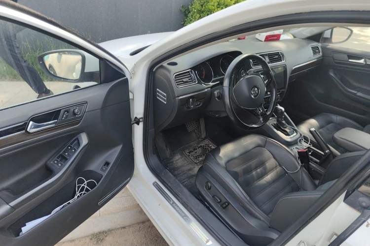 Used Volkswagen Sagitar 2017 230TSI Automatic Luxury Edition Driver Seat