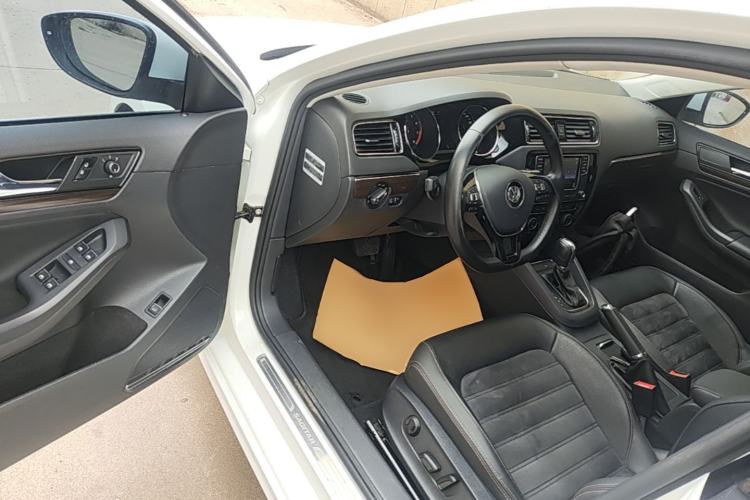 Used Volkswagen Sagitar 2017 230TSI Automatic Luxury Edition Driver Seat