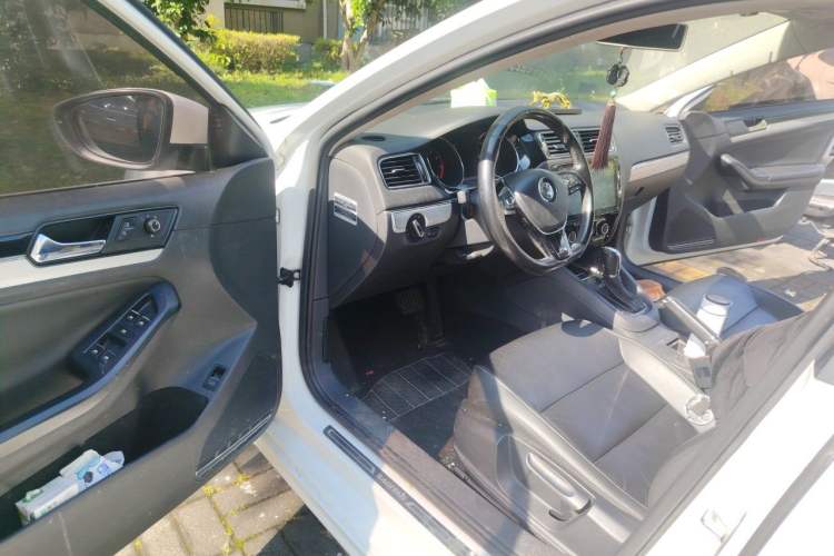 Used Volkswagen Sagitar 2017 230TSI Automatic Comfort Version Driver Seat