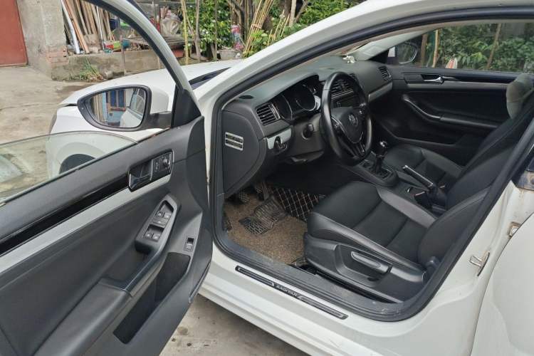 Used Volkswagen Sagitar 2017 1.6L Manual Comfort Model Driver Seat