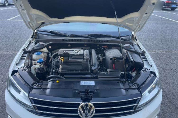 Used Volkswagen Sagitar 2017 180TSI Automatic Luxury Edition Engine Bay