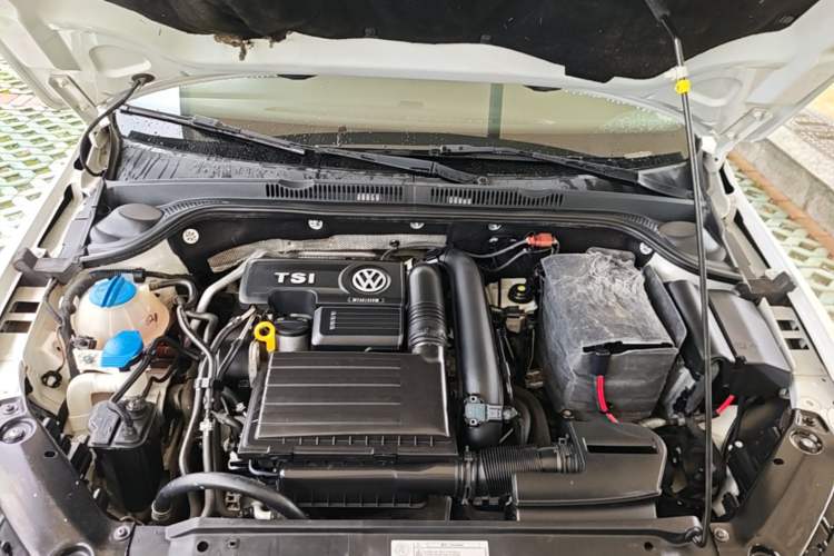Used Volkswagen Sagitar 2017 180TSI Automatic Luxury Edition Engine Bay