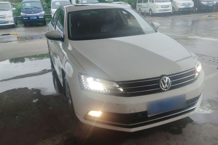 Used Volkswagen Sagitar 2017 230TSI Automatic Luxury Edition Front Right 45 Deg